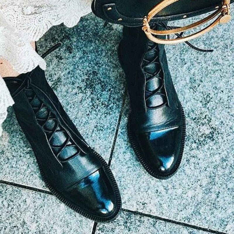 Botki sznurowane Bella | Klasyczny design, czarna skóra lakierowana 1