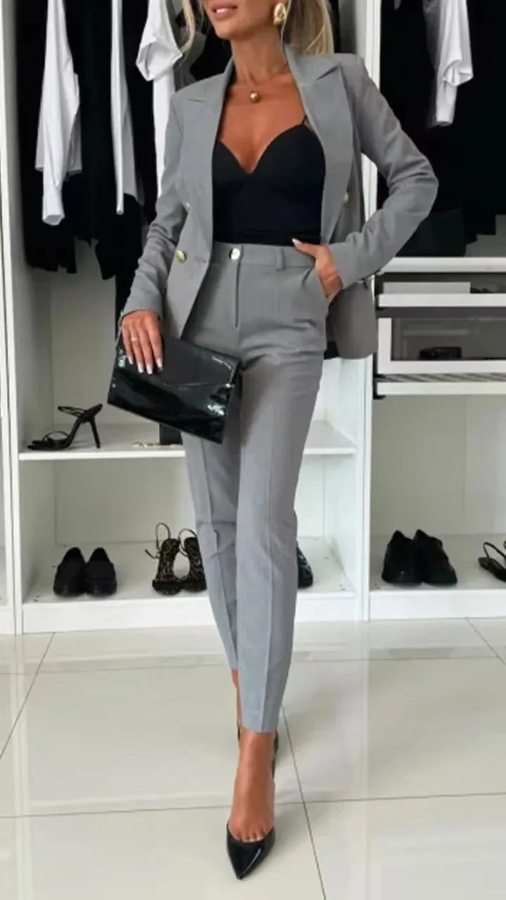 Garnitur damski Mela | Elegancki dwurzędowy blazer i zwężane spodnie 1