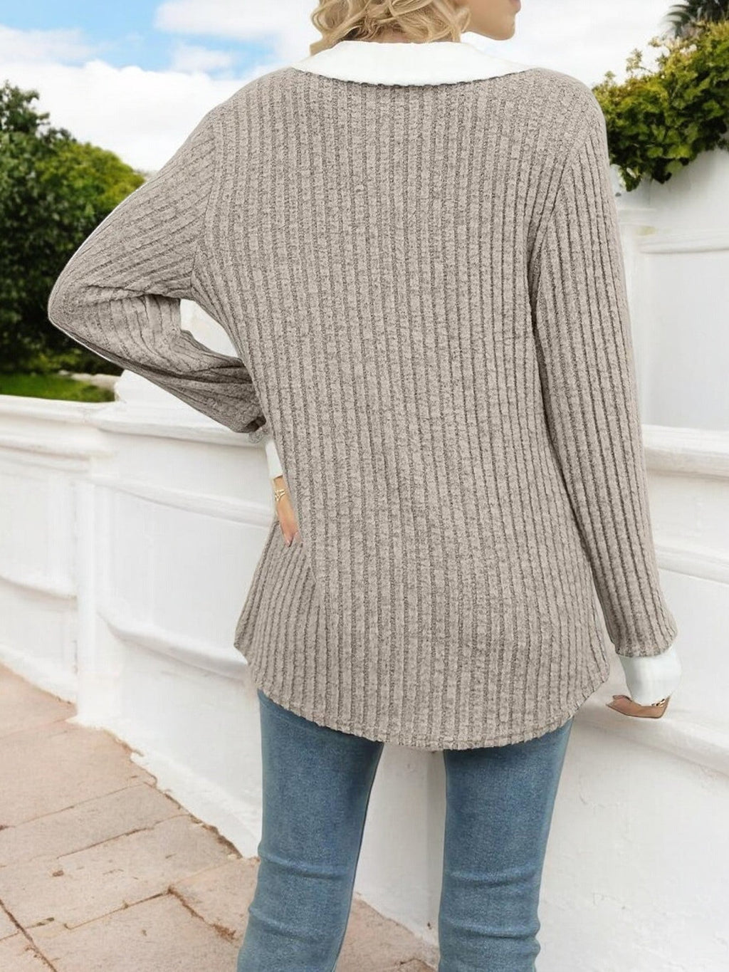 Pia | Elegancki Sweter Damski z Prążkowanym Dekoltem w Serek i Kontrastowymi Wykończeniami 8