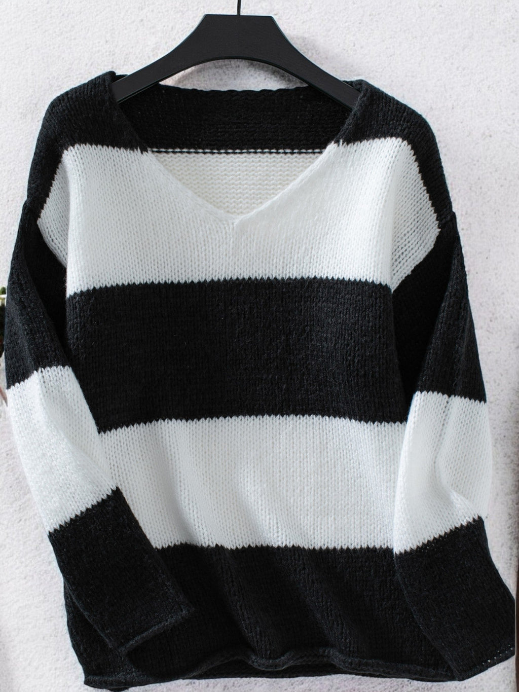 Sweter Stefka dla kobiet | Klasyczny Dekolt w Serek, Styl Off-Shoulder, Wzór w Paski 5