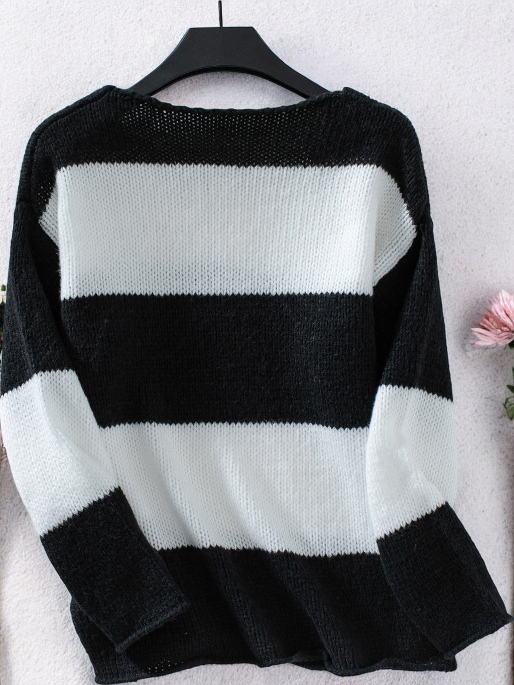 Sweter Stefka dla kobiet | Klasyczny Dekolt w Serek, Styl Off-Shoulder, Wzór w Paski 6