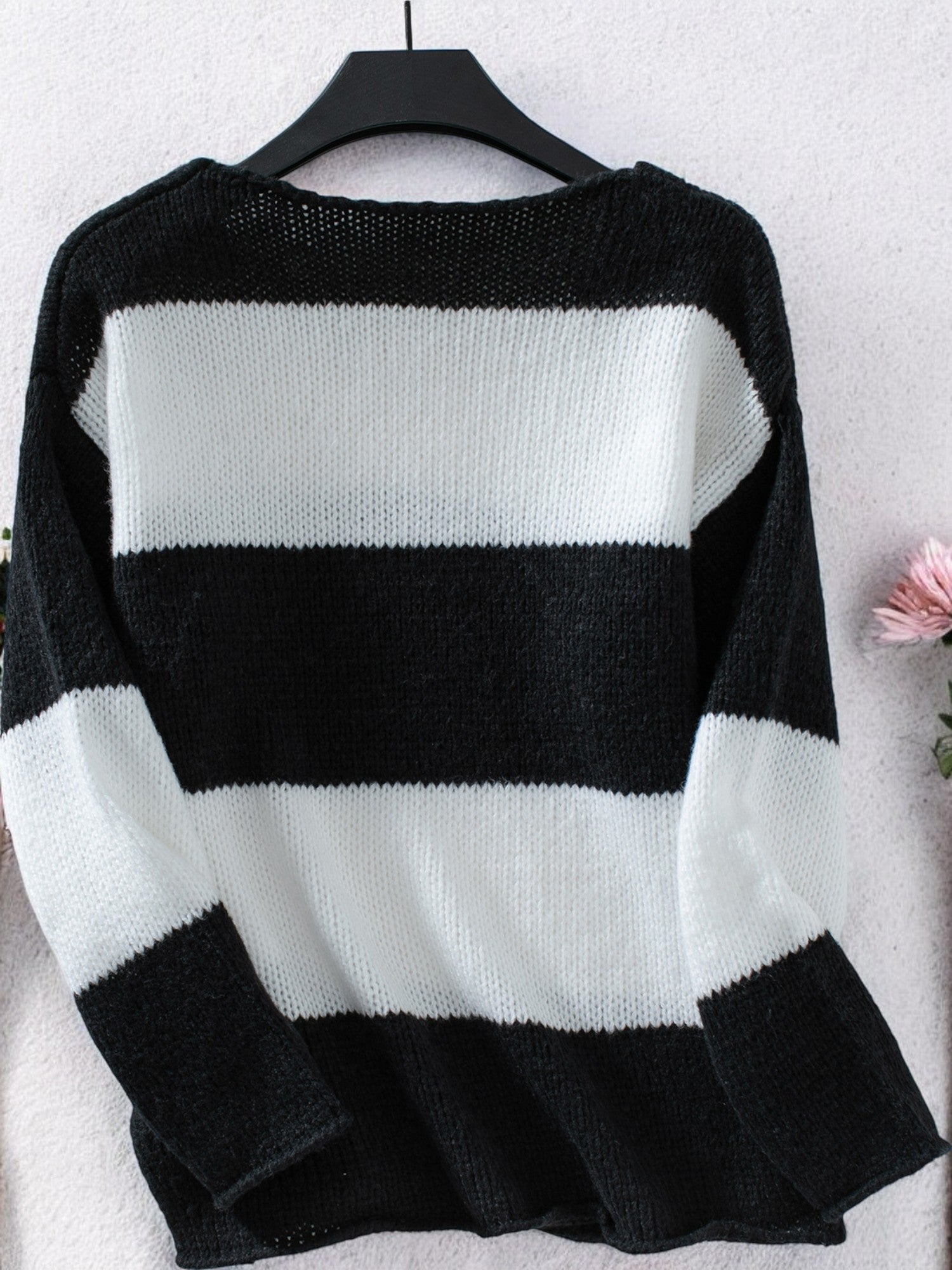 Sweter Stefka dla kobiet | Klasyczny Dekolt w Serek, Styl Off-Shoulder, Wzór w Paski 6