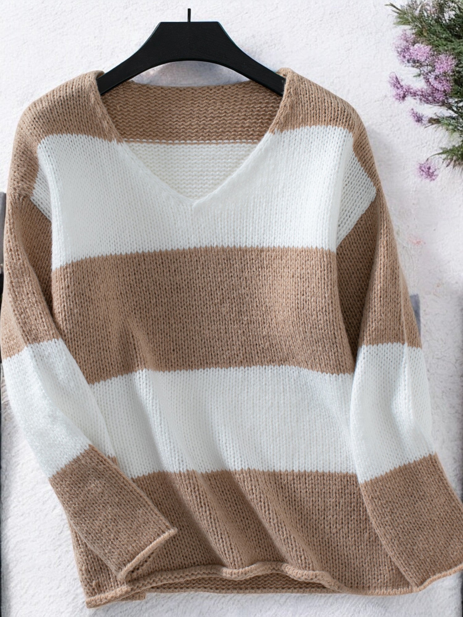 Sweter Stefka dla kobiet | Klasyczny Dekolt w Serek, Styl Off-Shoulder, Wzór w Paski 7