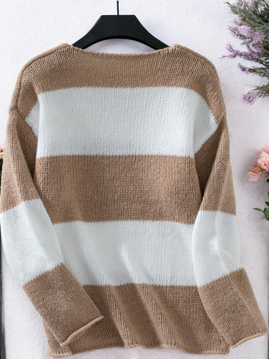 Sweter Stefka dla kobiet | Klasyczny Dekolt w Serek, Styl Off-Shoulder, Wzór w Paski 8